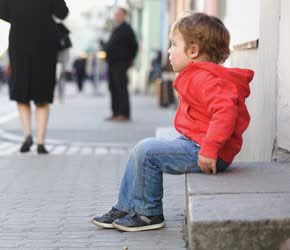 sokakta tek başına olan çocuk